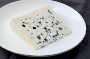 ILE DE FRANCE® Roquefort on a plate