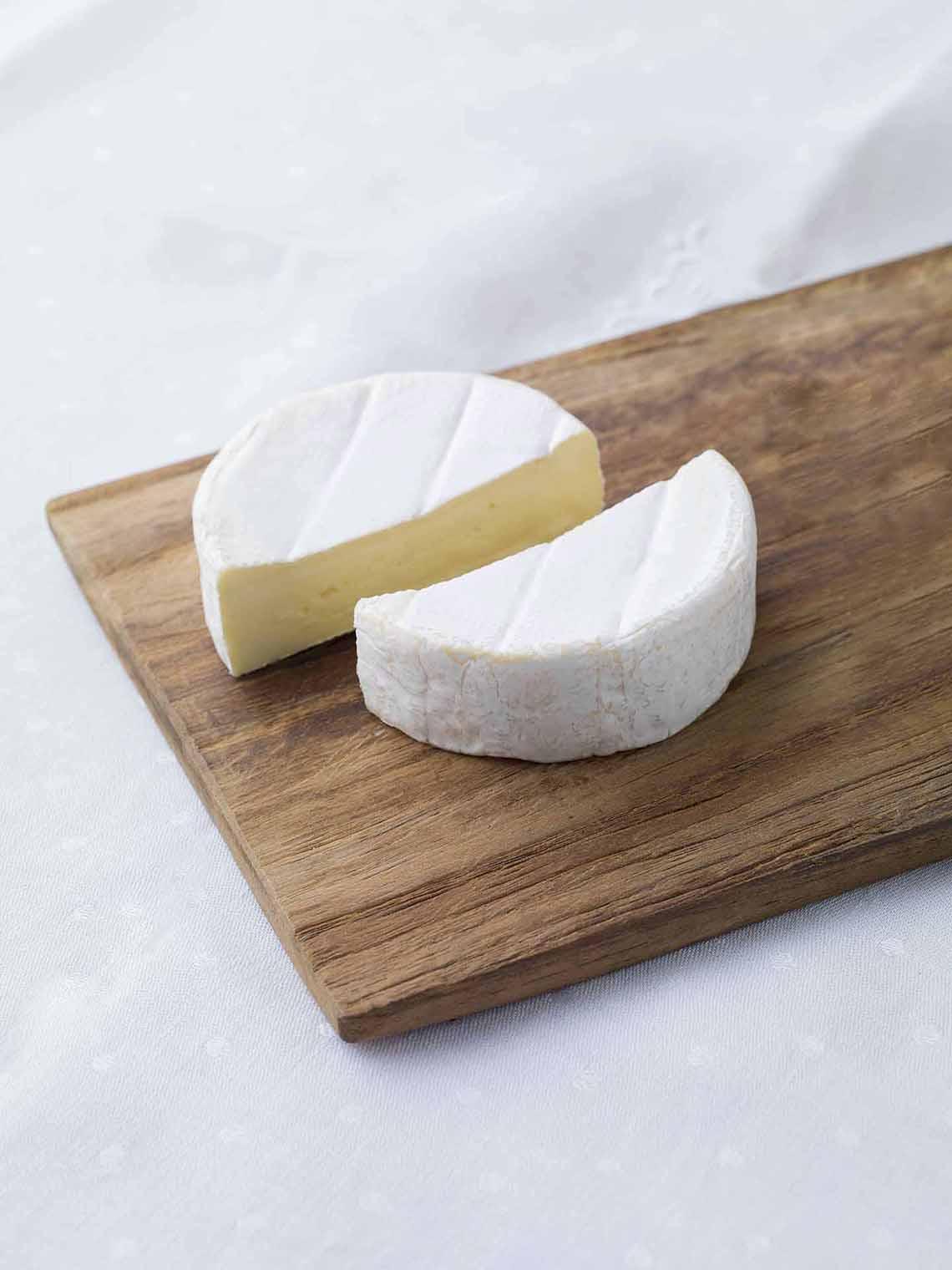 ILE DE FRANCE® Petit Brie on a plate ILE DE FRANCE® Petit Brie on a plate