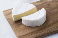 ILE DE FRANCE® Petit Brie on a plate ILE DE FRANCE® Petit Brie on a plate